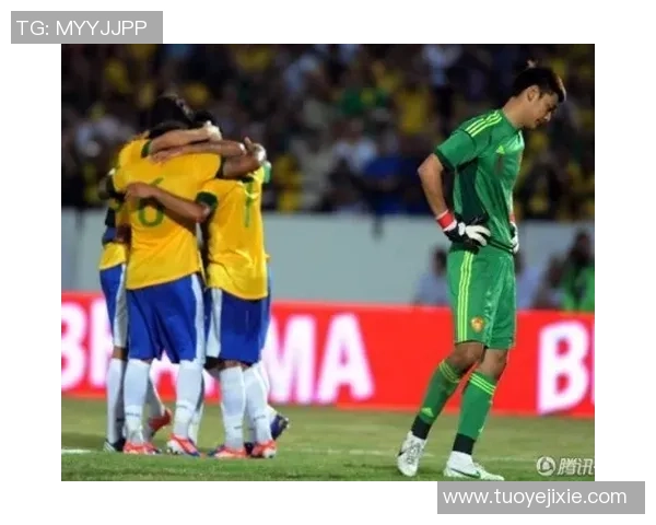 足球空城的孤独与希望在绿茵场上交织的故事